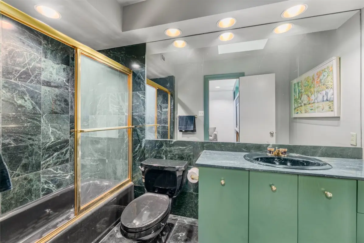 10406 Crestover DriveDallas, TX 75229 14 10406 Crestover Drive