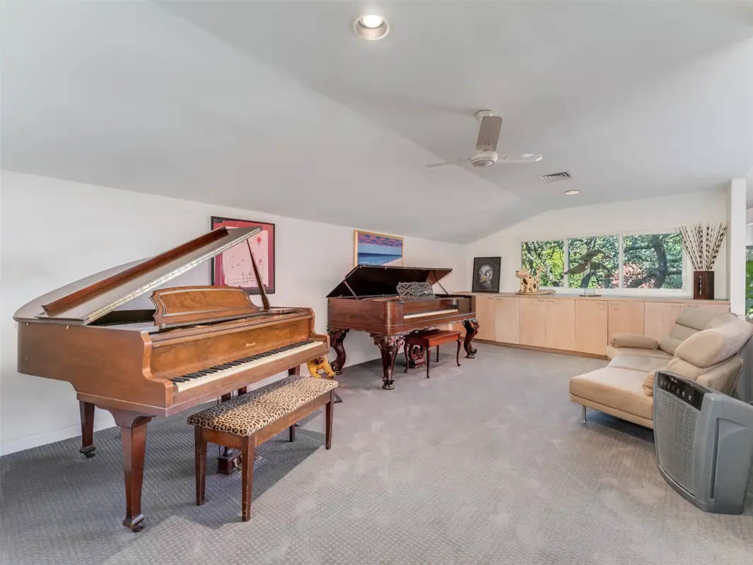 10406 Crestover DriveDallas, TX 75229 19 10406 Crestover Drive