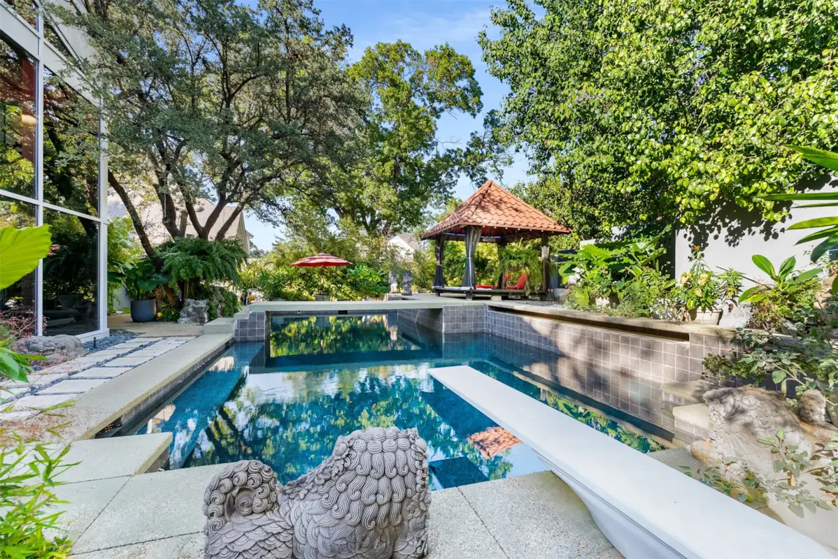 10406 Crestover DriveDallas, TX 75229 24 10406 Crestover Drive