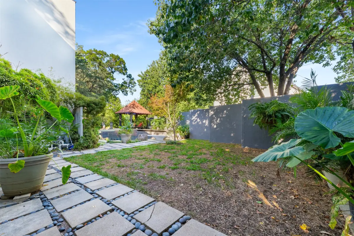 10406 Crestover DriveDallas, TX 75229 25 10406 Crestover Drive