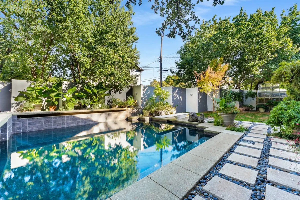 10406 Crestover DriveDallas, TX 75229 26 10406 Crestover Drive