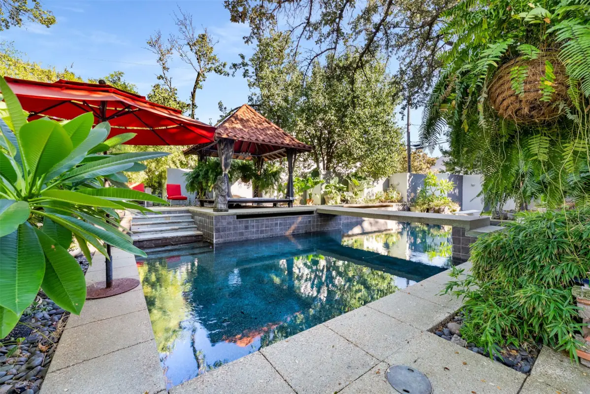 10406 Crestover DriveDallas, TX 75229 4 10406 Crestover Drive