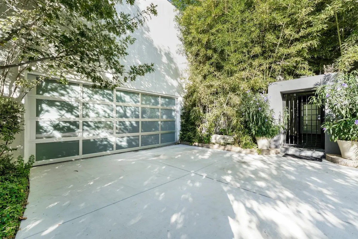 10406 Crestover DriveDallas, TX 75229 5 10406 Crestover Drive