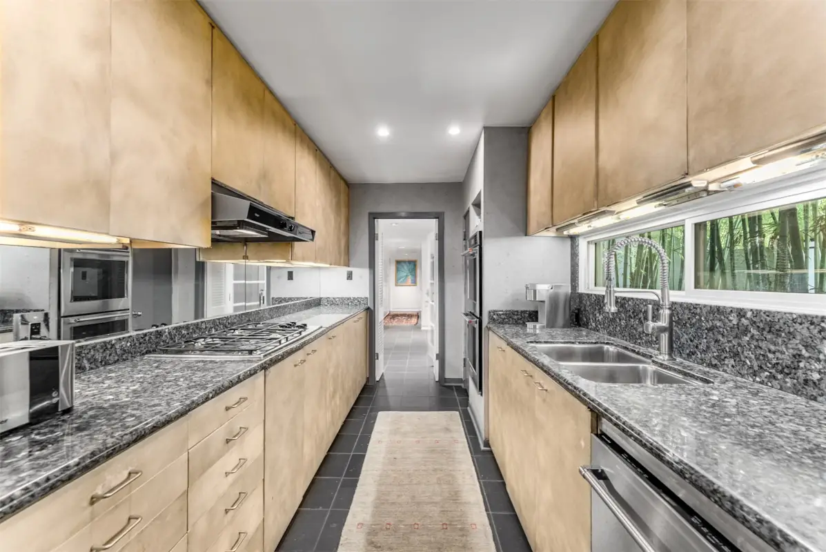10406 Crestover DriveDallas, TX 75229 8 10406 Crestover Drive