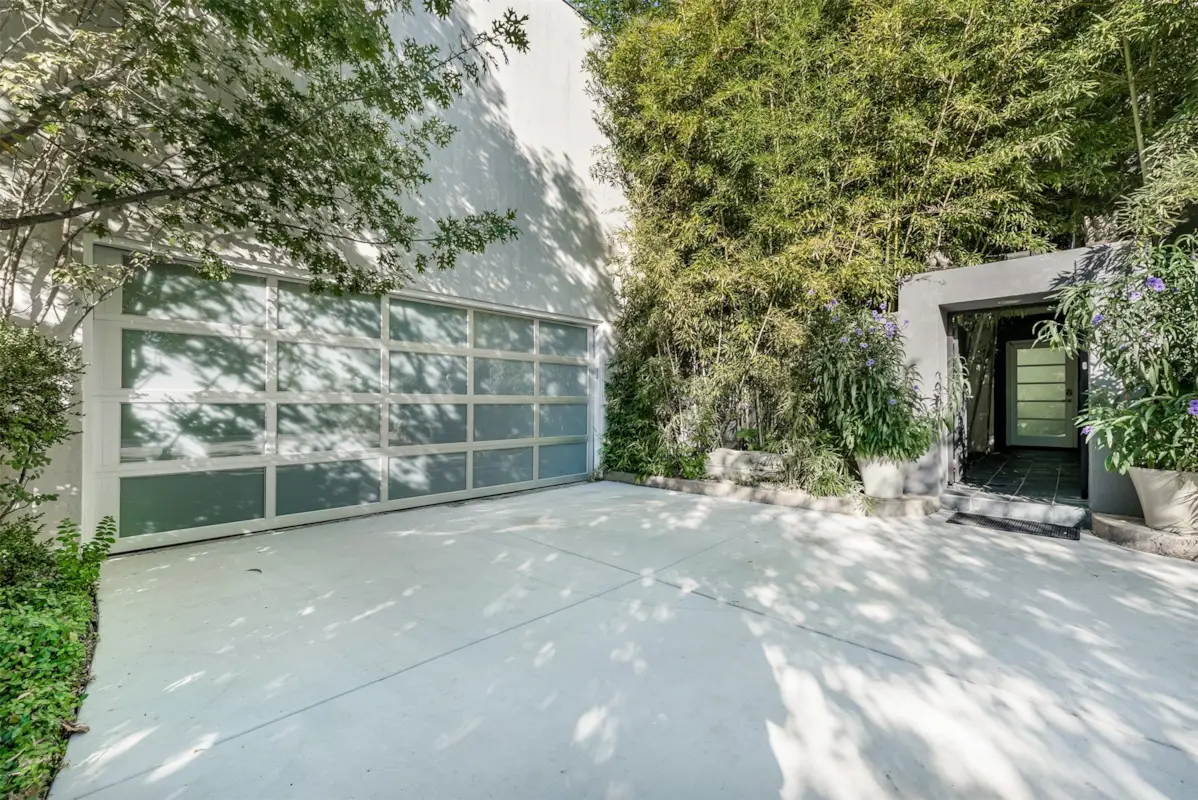10406 Crestover DriveDallas, TX 75229 10406 Crestover Drive