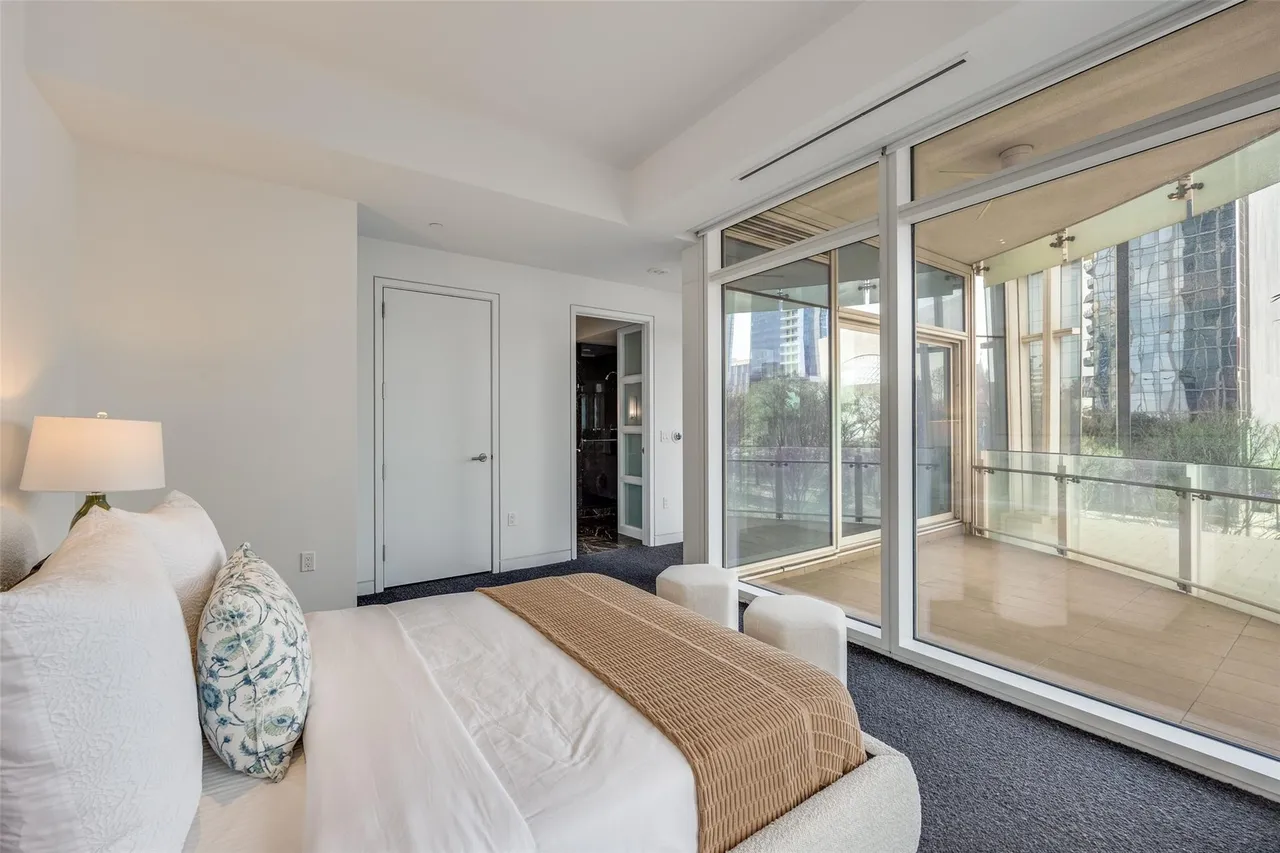 1918 Olive St. #202, #2002, #4202. 25 1918 Olive Street #202