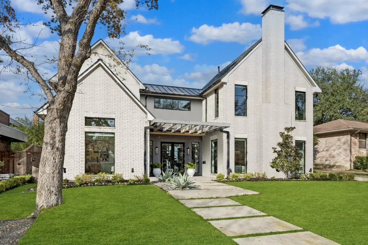 7719 Deer Trail DriveDallas, TX 75238 2 7719 Deer Trail Drive