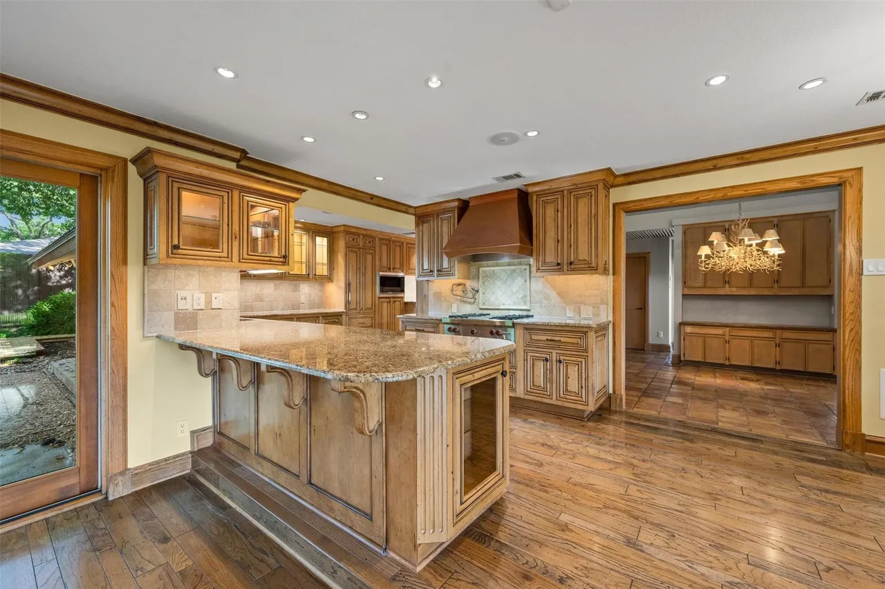 3909 Courtshire Dr, Dallas, TX 75229 11 3909 Courtshire Dr