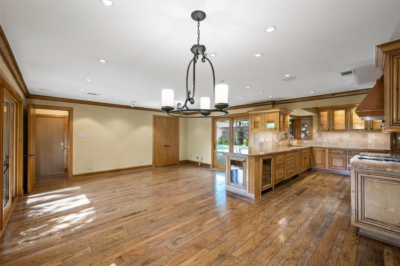 3909 Courtshire Dr, Dallas, TX 75229 12 3909 Courtshire Dr