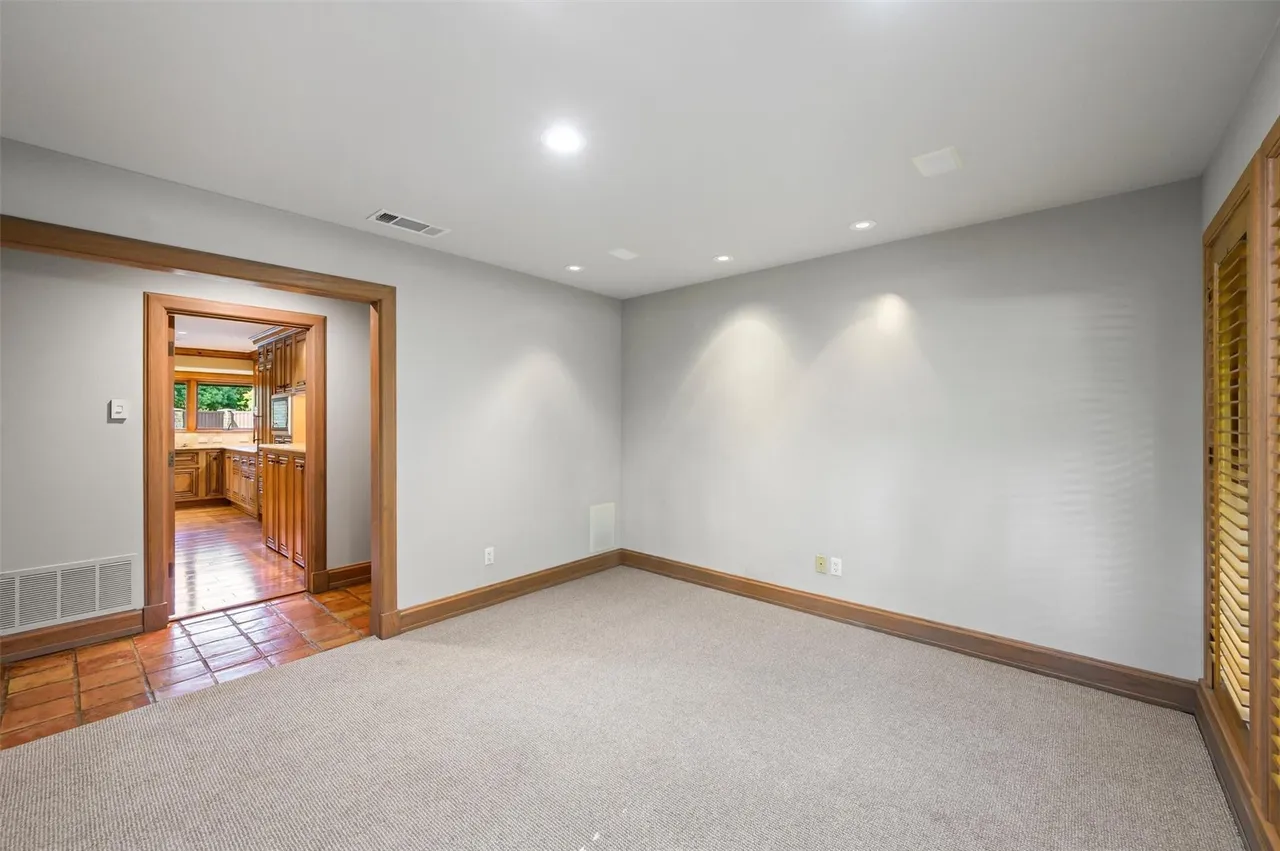 3909 Courtshire Dr, Dallas, TX 75229 21 3909 Courtshire Dr