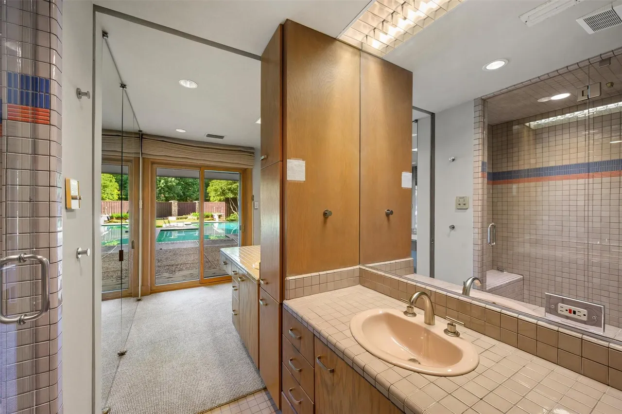 3909 Courtshire Dr, Dallas, TX 75229 27 3909 Courtshire Dr