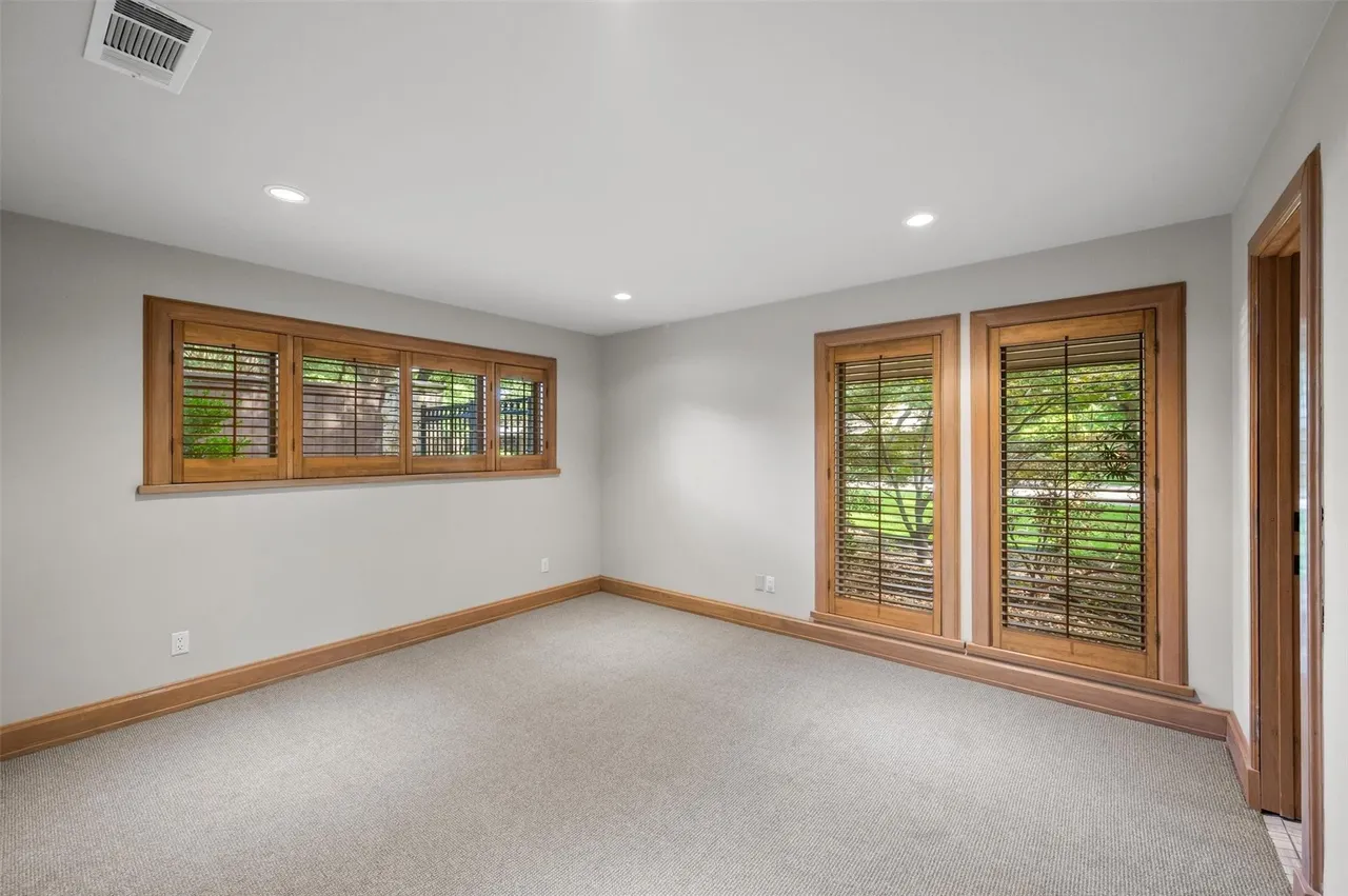3909 Courtshire Dr, Dallas, TX 75229 29 3909 Courtshire Dr