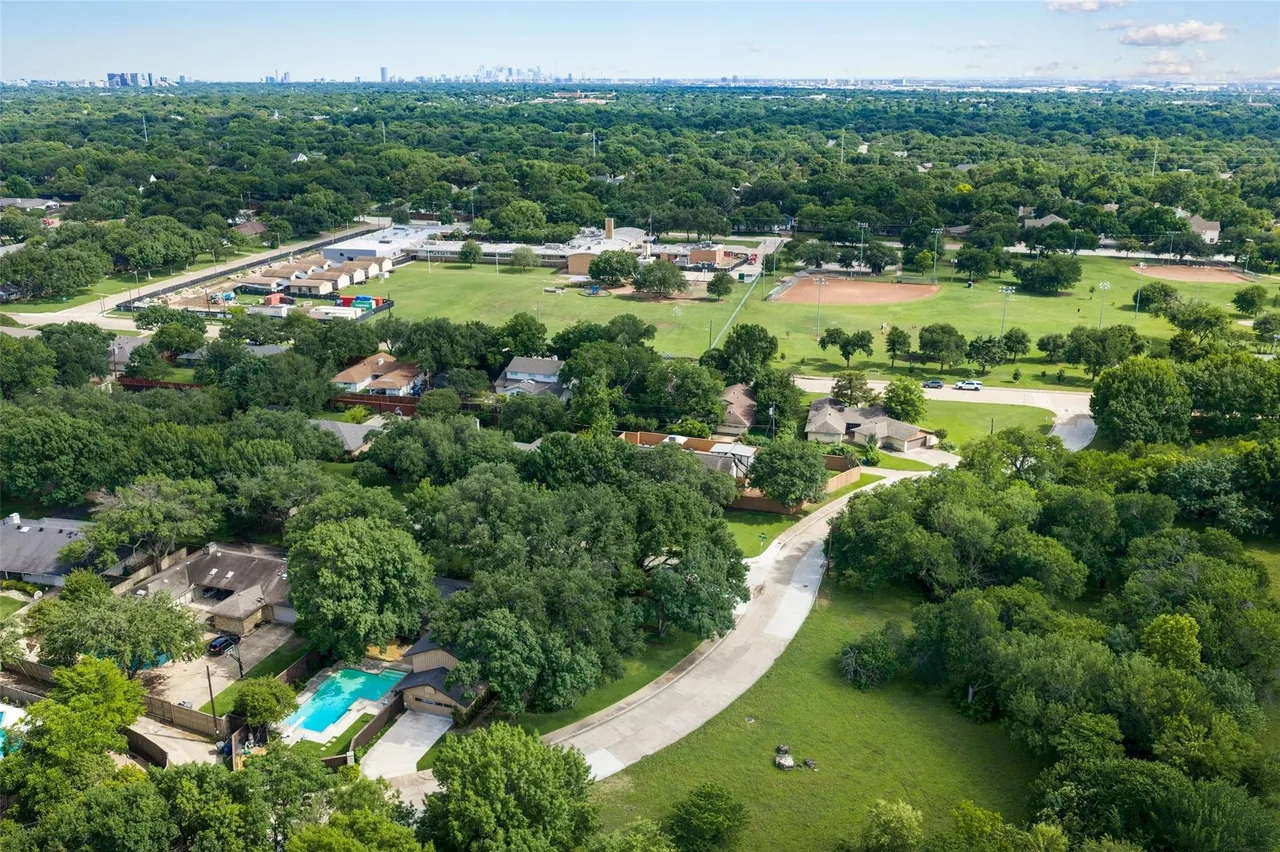 3909 Courtshire Dr, Dallas, TX 75229 4 3909 Courtshire Dr