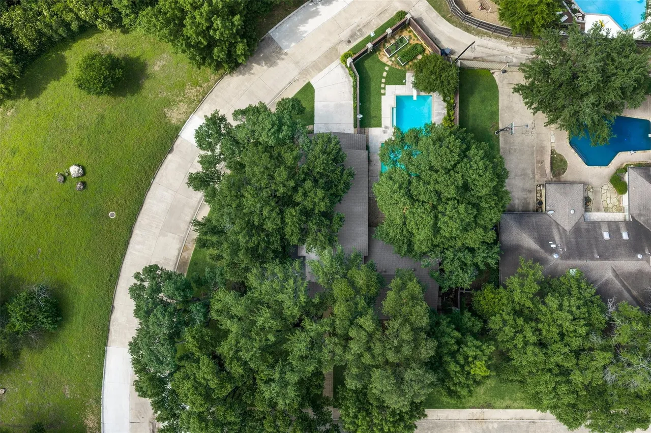 3909 Courtshire Dr, Dallas, TX 75229 40 3909 Courtshire Dr