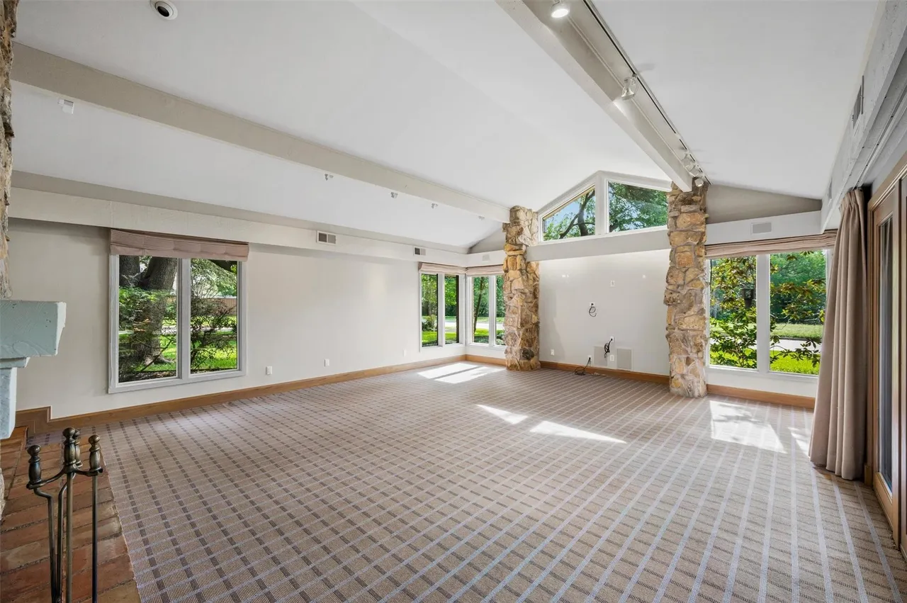 3909 Courtshire Dr, Dallas, TX 75229 9 3909 Courtshire Dr
